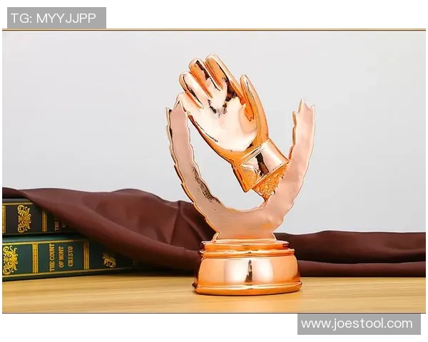 卡德西利奥亲笔签名足球纪念品引发球迷热烈追捧及收藏热潮 卡德西利奥亲笔签名足球纪念品引发球迷热烈追捧及收藏热潮