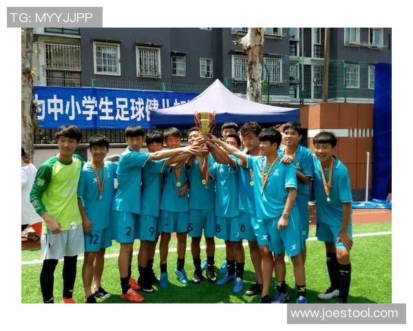 广东番禺足球球星崛起记：从草根到职业赛场的成长之路