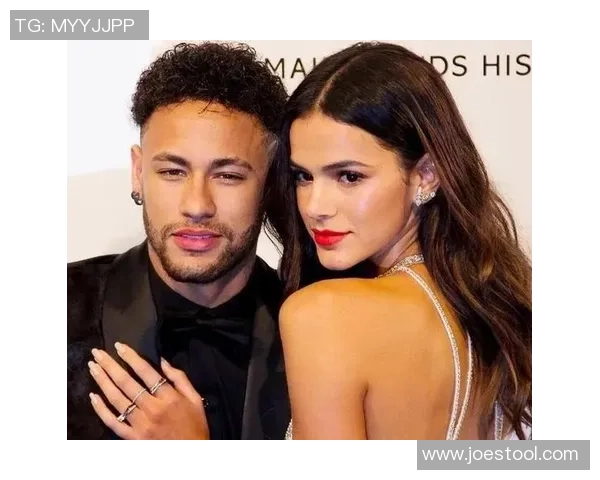 球星与女友的爱情故事揭秘 足球场内外的甜蜜瞬间与成长之路 球星与女友的爱情故事揭秘 足球场内外的甜蜜瞬间与成长之路