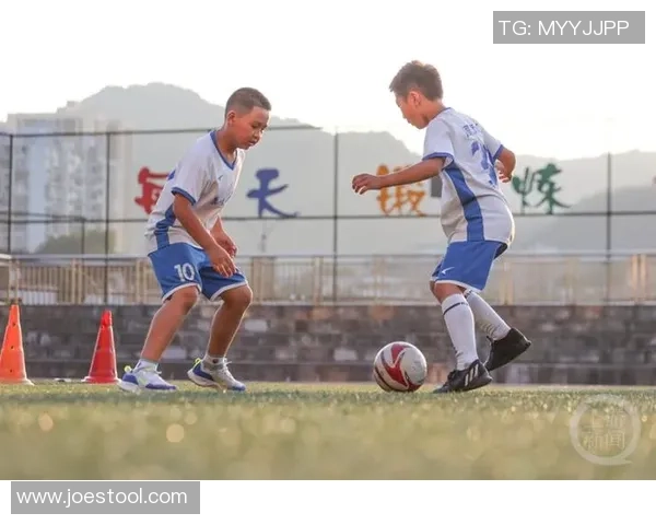 腹肌健硕球星带动足球梦想小孩燃情绿茵场逐梦未来 腹肌健硕球星带动足球梦想小孩燃情绿茵场逐梦未来