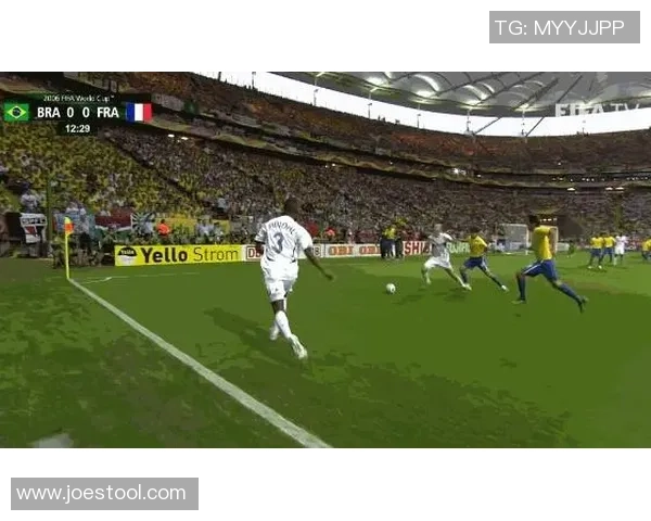 足球场上悠闲散步的球星引发热议其背后深层原因解析